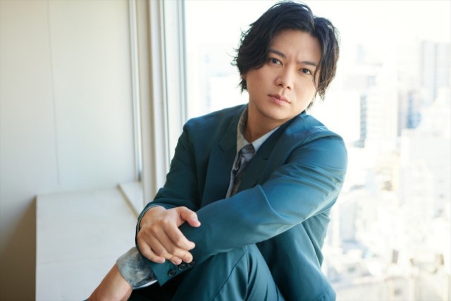 加藤シゲアキさんが窓際でこちらを向いている写真