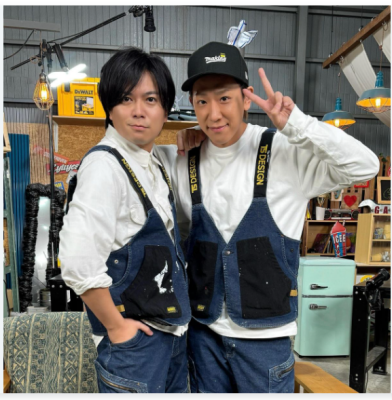 NEWS加藤シゲアキと小山慶一郎が並んでいる写真
